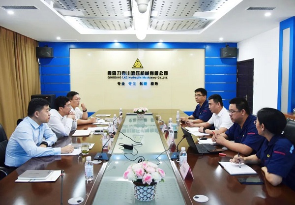 為高質(zhì)量發(fā)展賦能！青島高新區(qū)李天傳主任至力克川液壓調(diào)研2.jpg