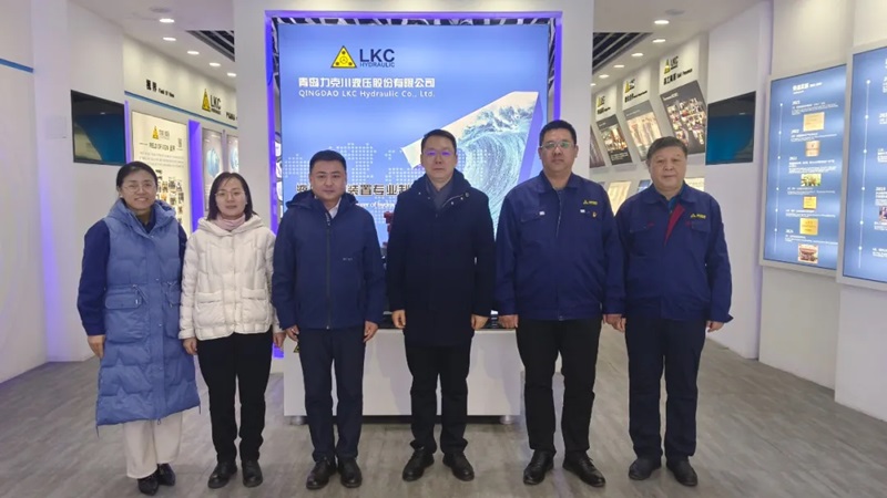 高新區(qū)工委委員、管委副主任張建軍一行蒞臨青島力克川液壓股份有限公司調(diào)研指導(dǎo)1.jpg